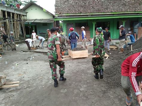 Bantuan secara simbolis diserahkan oleh mkad bpwc m. Kebersamaan TNI dan Warga dalam gotong royong bangun ...
