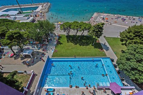 Biograd ist seit ungefähr einem jahrhundert ein touristenort und ein sehr schönes ferienziel, das auf die adria blickt. Hotel Adriatic in Biograd Dalmatien Kroatien - I.D. Riva Tours