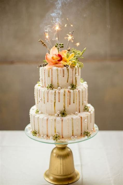 Autumnal caramel drip wedding cake with seasonal fruits including pomegranate, figs and blackberries, toasted nuts and macarons. MERRY BRIDES — New Trend: Drip Cakes