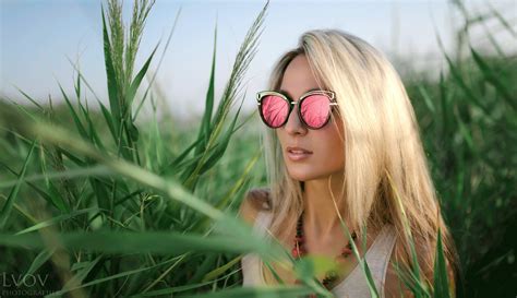Women Face Blonde Portrait Sunglasses Plants Necklace 2560x1475 Wallpaper Wallhaven Cc