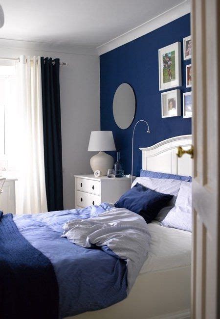 Es elegante, sereno y muy relajante. pared de cabecero en azul marino, cama en tonos de azul y ...