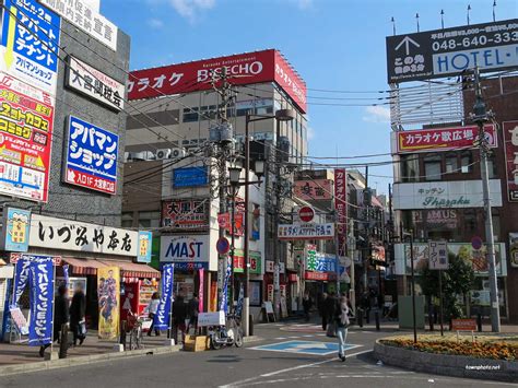 駅前は 大宮公園 周辺の低層の住宅地が広がっている。 駅のすぐ横を 埼玉県道164号鴻巣桶川さいたま線 （旧 中山道 ）が通るが、駅とは直結していない。 大宮南銀座歓楽街 | さいたま市大宮駅周辺の紹介 写真256枚