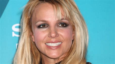 Britney Spears Pose Topless Lors Dune Balade Cheval