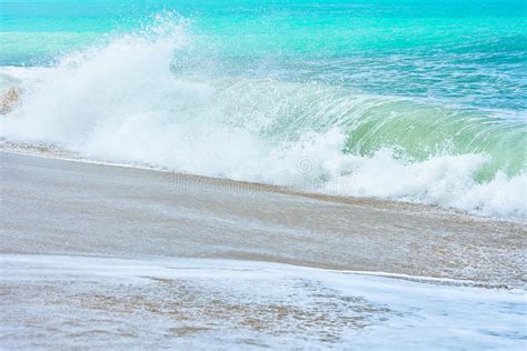 在正面图的海洋shorebreak 飞溅与backwave的大美丽的青绿的波浪和准备发生 白色泡沫slidin 库存照片 图片 包括有