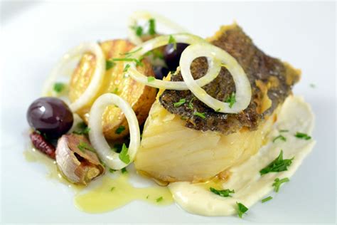 Bacalhau cebola alho pimento verde tomate maduro (ou pelado) salsa sal batatinhas vinho branco azeite. Bacalao a la portuguesa | Sabores de hoy