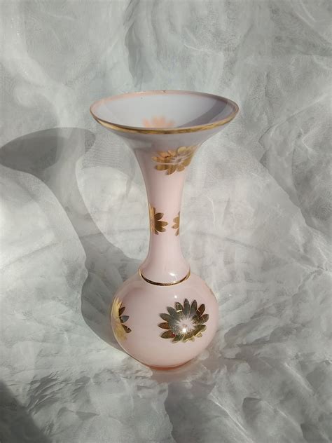 Pretty Pink Glass Vase With Gold Flowers Made In Etsy Pink Glass Vase Pink Glass Gold Flowers