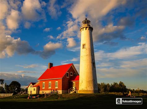 11 Beautiful Historic Lighthouses In Michigan