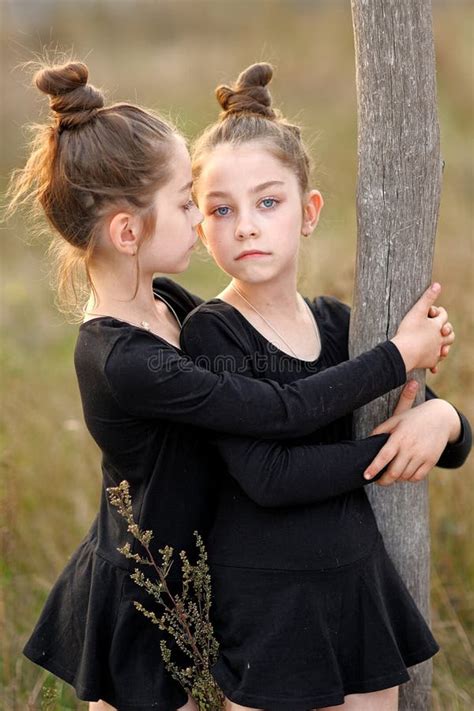 Verticale De Deux Petites Filles Photo Stock Image Du Enfant Joie