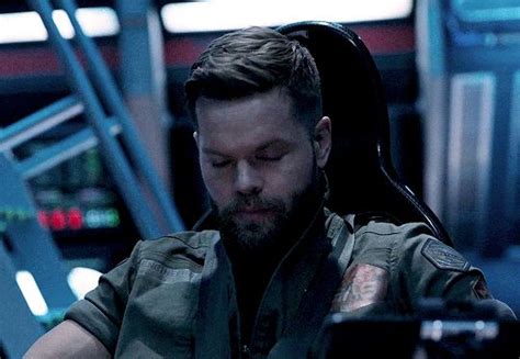 Wes Chatham As Amos Burton In The Expanse Clip ‘rocinante Lands On Ilus