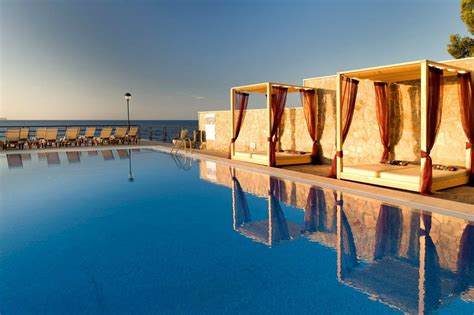 8 Gorgeous Beach Hotels In Majorca Hoteles De Playa Mallorca Hoteles