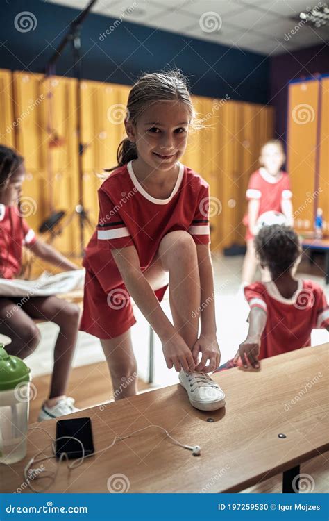 girl posing photo telegraph