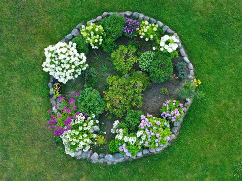 Round Flower Bed Ideas Planting A Circular Flower Bed