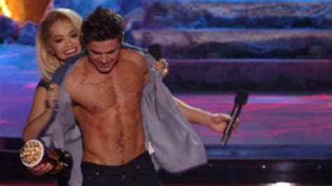 Zac Efron Strips Shirtless To Prove Hes Back On Form At Mtv Movie Awards 2014 Daily Mail Online