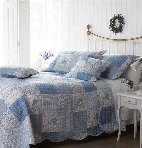 Simply Lovely Blue And White Reversible Quilt With Scalloped Edging