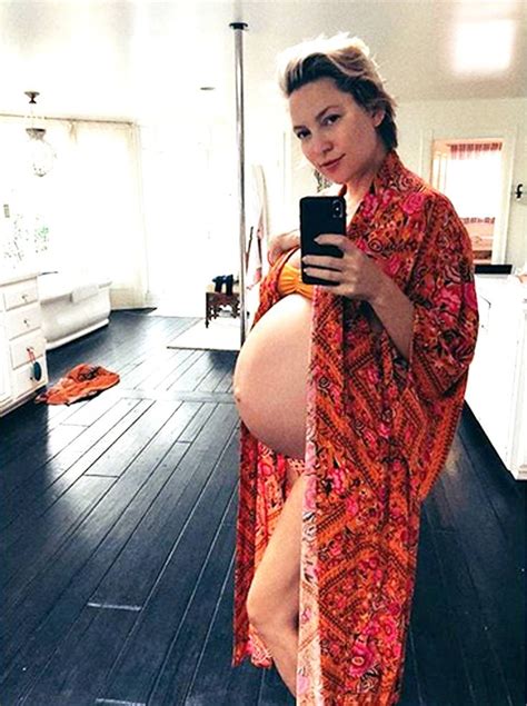 Pregnant Kate Hudson Shows Off Her Outie Belly Button In New Photo