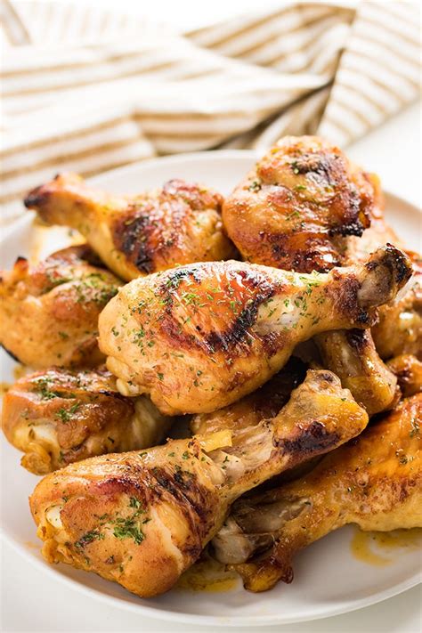 If the skin isn't quite crispy enough, then turn the oven to broil for about 5 minutes, keeping a close eye on it so it won't burn. how long to bake chicken drumsticks at 400