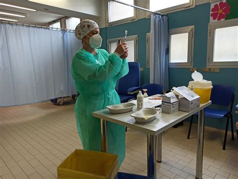 Over 70, fragili, personale scolastico e sanitario: Modena-vaccino anti-Covid-insegnanti-medici di famiglia ...