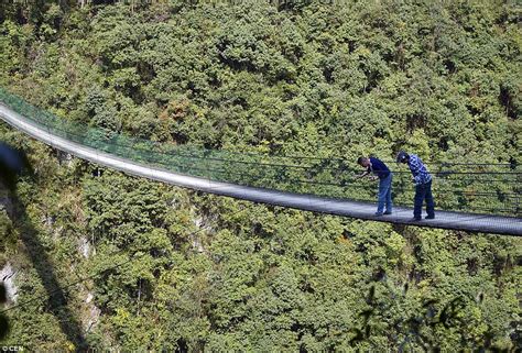 China Footpath Suspended Over A 400ft Drop Becomes New Attraction