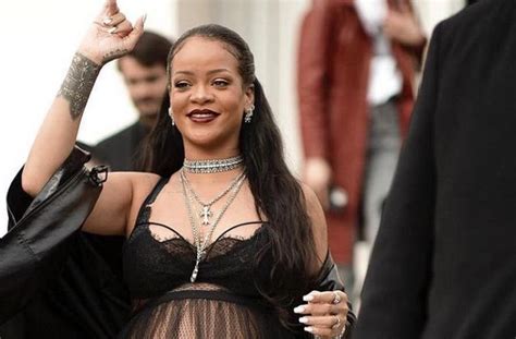 Vêtue d une robe Dior transparente Rihanna continue d enflammer la
