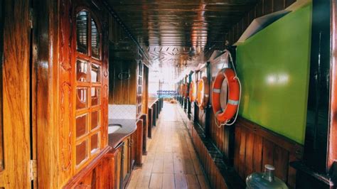bedroom deluxe houseboat  upper deck alleppey houseboat club