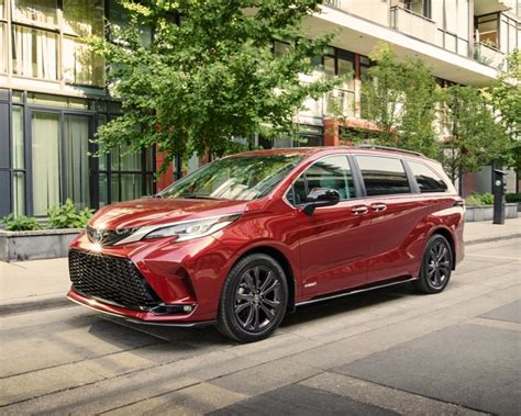 Front Side View Of Ruby Flare Pearl 2021 Toyota Sienna Xse Awd 7