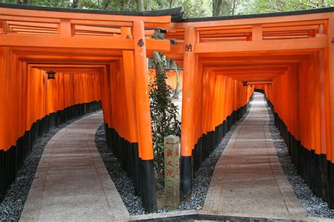 In the 1300 years since its establishment in 711ad, people have gathered here to pray for bountiful harvests, business. 京都 Travel | Fushimi Inari Taisha Shrine | WOW U Japan