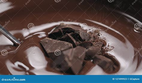 bei pezzi del cioccolato in cioccolato fondente fuso immagine stock immagine di cottura cacao