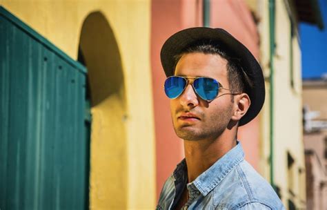 Susah nak cari cermin mata hitam atau sunglasses yang ada power. 5 Bentuk Kaca Mata Hitam Yang Harus Ada Dalam Koleksi ...