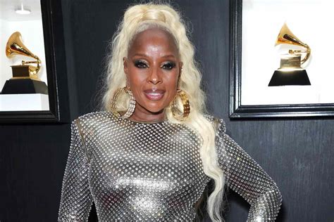 Mary J Blige Wears Skin Baring Cutout Gown On Grammys Red Carpet