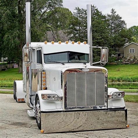Hite 🖱and Chrome 💿 Pete Trucks Custom Peterbilt Peterbilt