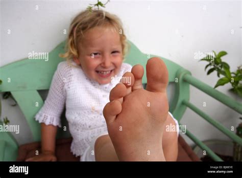 Kleine Mädchen Zeigen Ihren Fuß Stockfotografie Alamy