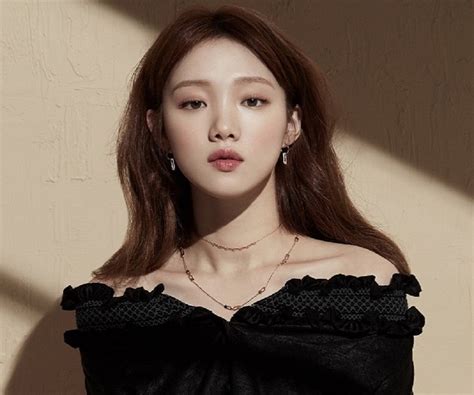 She is 30 years old and is a leo. Lee Sung-kyung - Bio, Facts, Family Life of South Korean ...