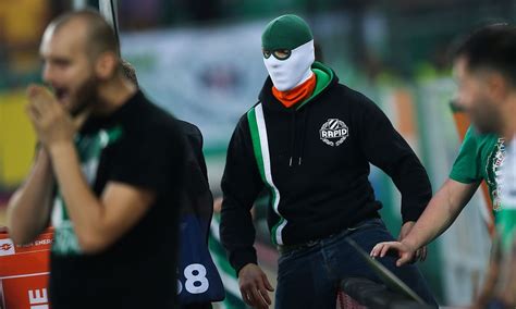 + рапид вена sk rapid wien ii aka rapid wien u18 aka rapid wien u16 sk rapid wien молодёжь aka rapid wien u15. Rapid-Fans stürmen Platz: Ausschreitungen nach Ende des ...