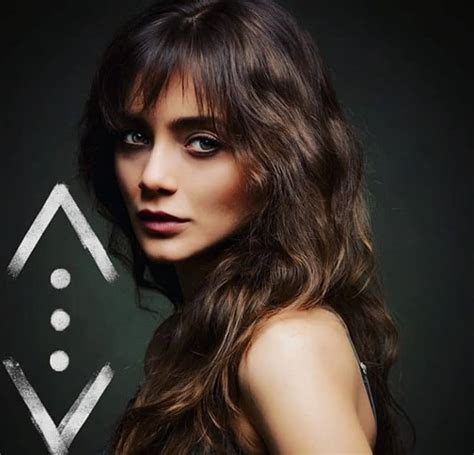 Çukur dizisine efsun karakteri ile dahil olan damla sönmez merak konusu oldu. Çukur dizisinin sevilen oyuncusu Damla Sönmez Kimdir?