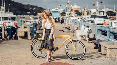 Wanita Model Wanita Di Luar Ruangan Sepeda Berangin Yacht Profil