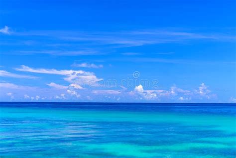 fondo de la naturaleza con el cielo azul y agua clara foto de archivo imagen de tranquilidad