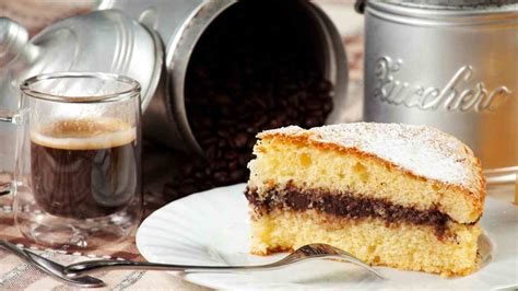 Per i baci di dama, lavoriamo insieme tutti gli ingredienti, quindi formiamo delle palline e le mettiamo su una teglia. Torta bacio di dama con la Nutella ricetta preparazione