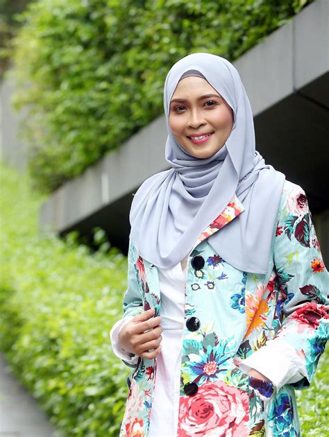 Your current browser isn't compatible with soundcloud. #Showbiz: Singer Siti Nordiana says 'no' to married men ...