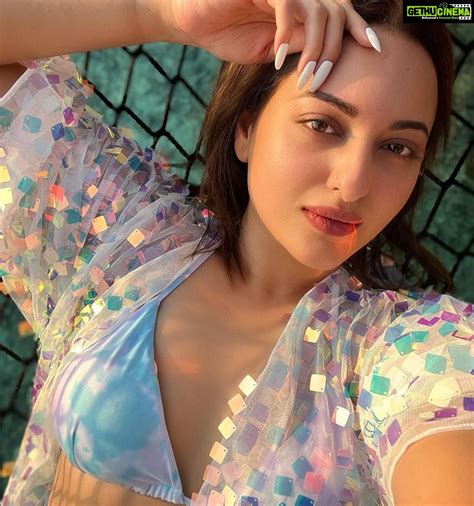 Sonakshi Sinha Instagram I See You Heard About The 20 Off Sitewide Sale On Itssoezi All Day