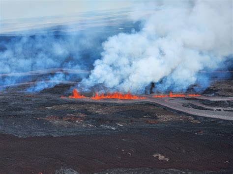 Mauna Loa Worlds Largest Active Volcano Erupts In Hawaii