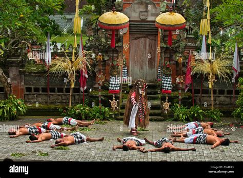 Indonesia La Isla De Bali Batubulan Village Barong Y Kriss Danza Con