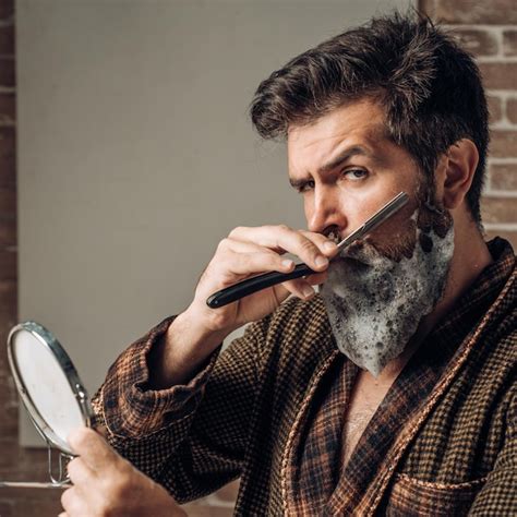 Homem Se Barbeando Em Casa No Banheiro Barbearia Conceito Bigode Cera Cabeleireiro E Barbeiro