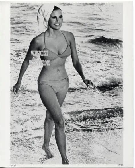 RAQUEL WELCH VINTAGE Original PHOTO Sexy BARE BELLY BUTTON N LEGS Barefoot PicClick UK