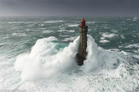 Mailonline Travel Presents A Gallery Of Wave Scenes Daily Mail Online