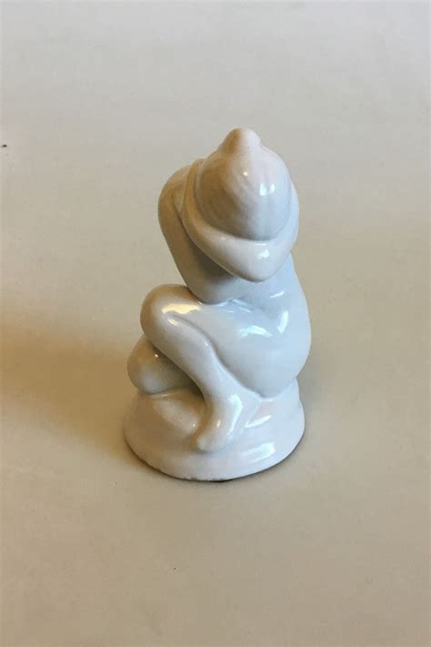 L Hjorth Hvidglaseret Keramik Figur Af Siddende Kvinde No 810