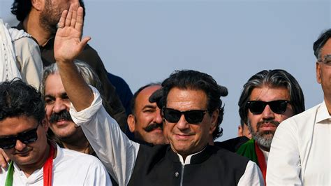 Imran Khan Ended Azadi March Abruptly After Talking To These 3 Persons