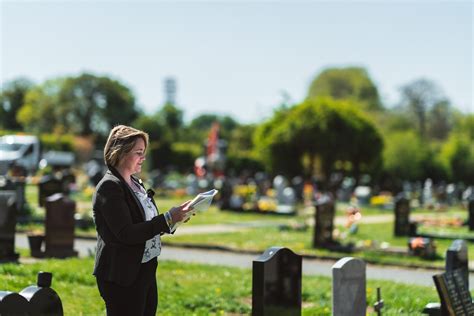What does a Funeral Celebrant do? - The Celebrant Directory