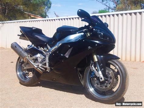 The r1 is underpinned by a diamond design aluminium frame and comes with an inline four, 998cc petrol engine. YAMAHA 1999 R1 1000cc sportsbike SUPERSPORT roadbike NO ...