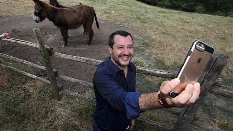 Salvini: "Hanno preso il telefono con le foto di mia figlia"