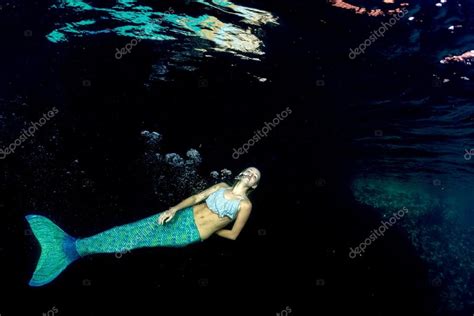 Blonde Beautiful Mermaid Diver Underwater — Stock Photo © Izanbar